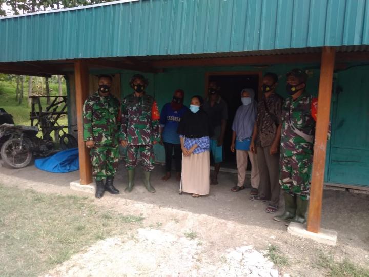 Anggota Satuan Tugas TMMD Bojonegoro Foto Bersama Dengan Penerima Bansos